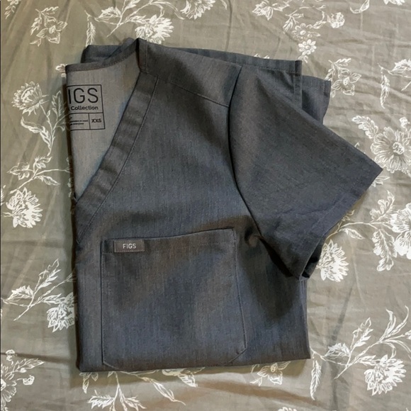 Figs Tops - FIGS Catarina One-Pocket Scrub Top ✨